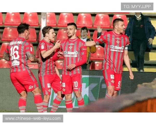 亚特兰大vs克雷莫纳下半场:真蓝黑持续施压,保级队顽强防守 亚特兰大vs克雷莫纳下半场:真蓝黑持续施压,保级队顽强防守